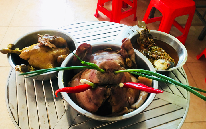 插上大葱和辣椒的猪头像不像牛头